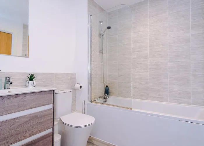 Modern 2 Bed With Balcony By Host A