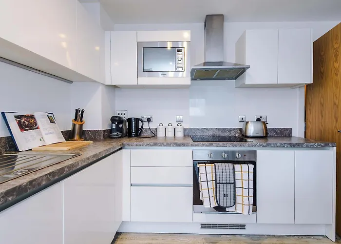 Modern 2 Bed With Balcony By Host A *