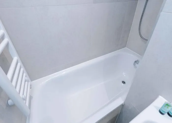 Daire Modern Spacious Sleeps 5 Free High-speed Wi-fi Manchester