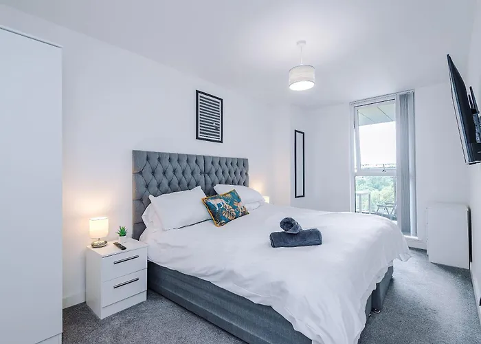 Large 2 Bedroom With Balcony By Host A Daire *