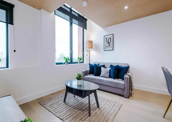 Daire Modern Spacious Sleeps 5 Free High-speed Wi-fi Manchester