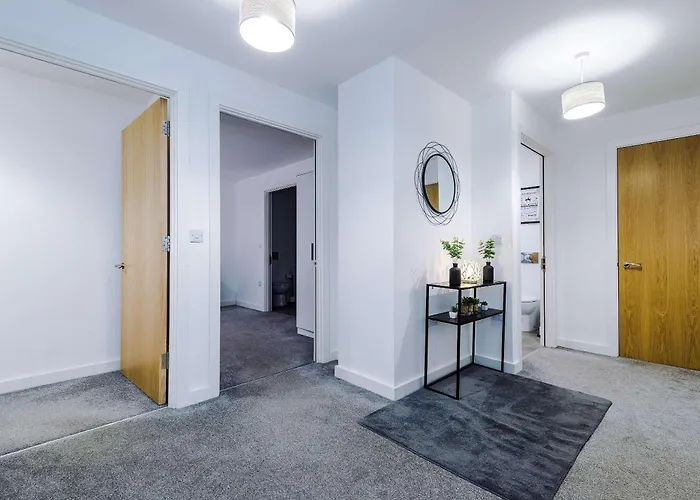 Large 2 Bedroom With Balcony By Host A Appartamento *