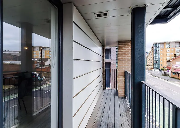 Modern 2 Bed With Balcony By Host A Apartmán *