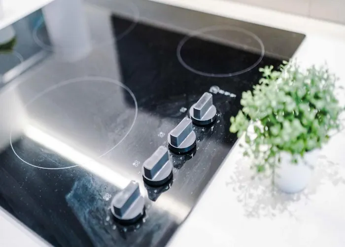 Modern Spacious Sleeps 5 Free High-speed Wi-fi