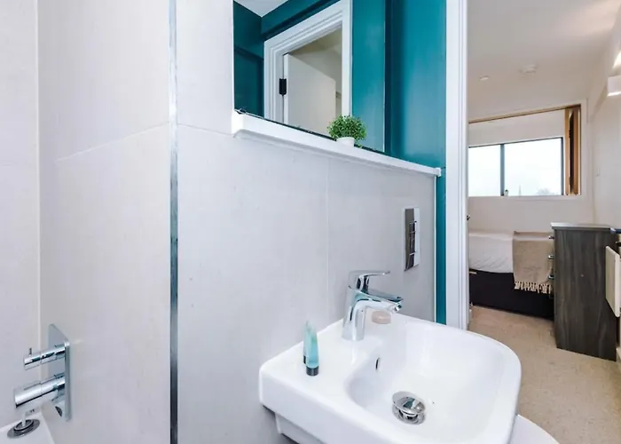 Modern Spacious Sleeps 5 Free High-speed Wi-fi * Manchester