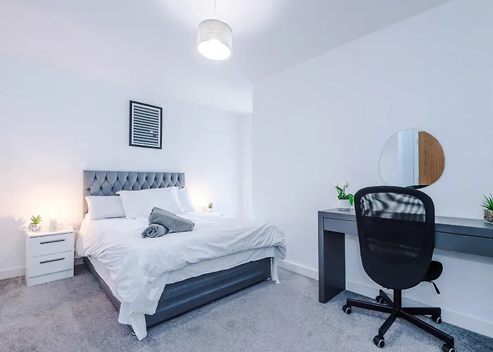 Large 2 Bedroom With Balcony By Host A Daire *