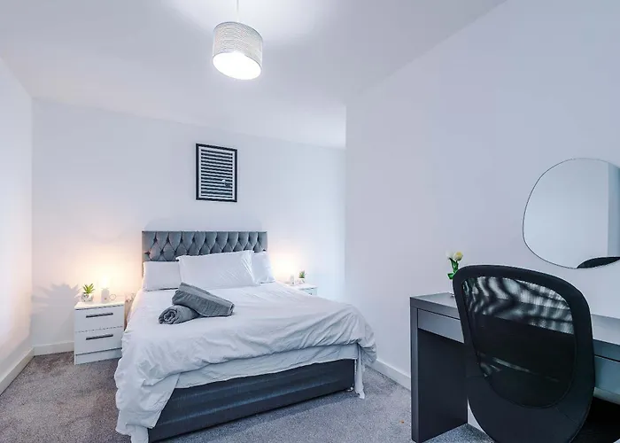 Large 2 Bedroom With Balcony By Host A Appartamento *