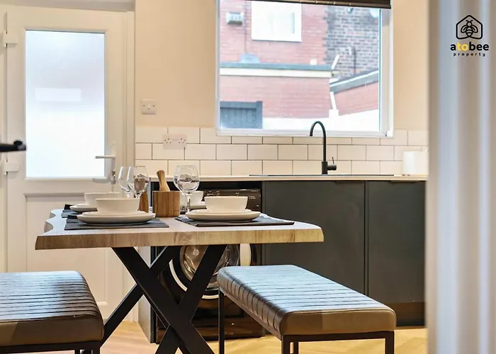 2 Bed Near Etihad & Centre On A Quiet Street With Free Parking 度假居