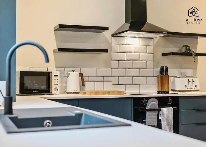 2 Bed Near Etihad & Centre On A Quiet Street With Free Parking *