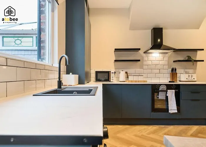 2 Bed Near Etihad & Centre On A Quiet Street With Free Parking *