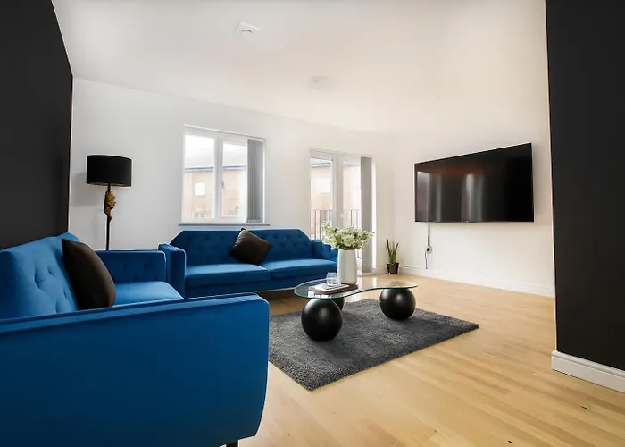 Townhouse Sleeps 14 - Free Parking