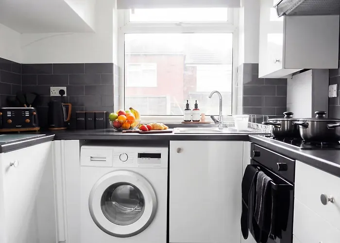 Spacious 3br Weekend Getaway Near Etihad And Coop Live - Free Parking! Vakantiehuis