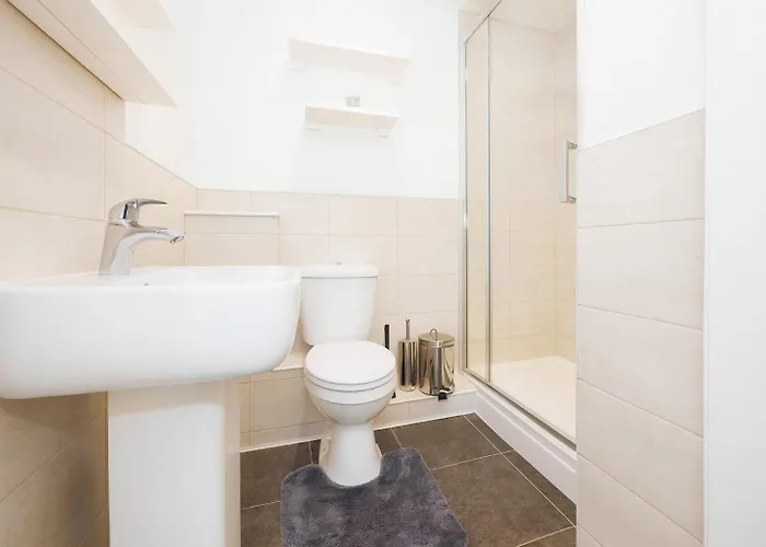 Modern Townhouse - Sleeps 14 - Free Parking