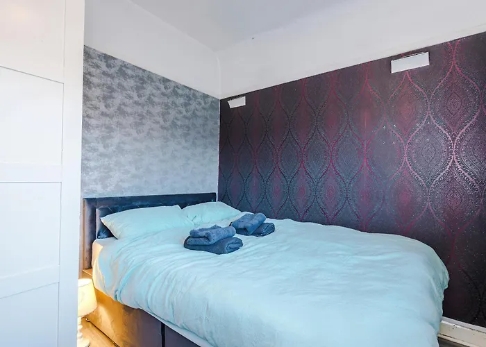 3br By Kammili With Free Parking & Fast Access Manchester