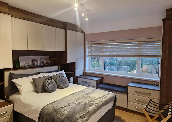 Sleeps 5 - Free Parking - Near Airport & Manchester