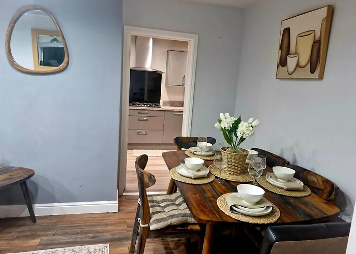 Sleeps 5 - Free Parking Wifi Near Airport & *