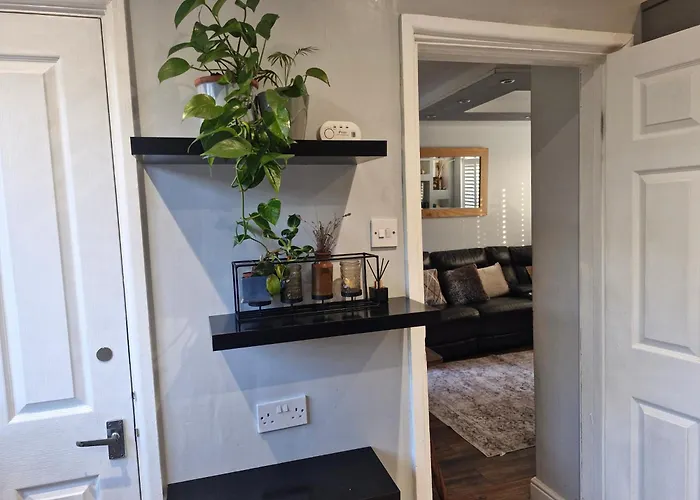 Sleeps 5 - Free Parking - Near Airport &