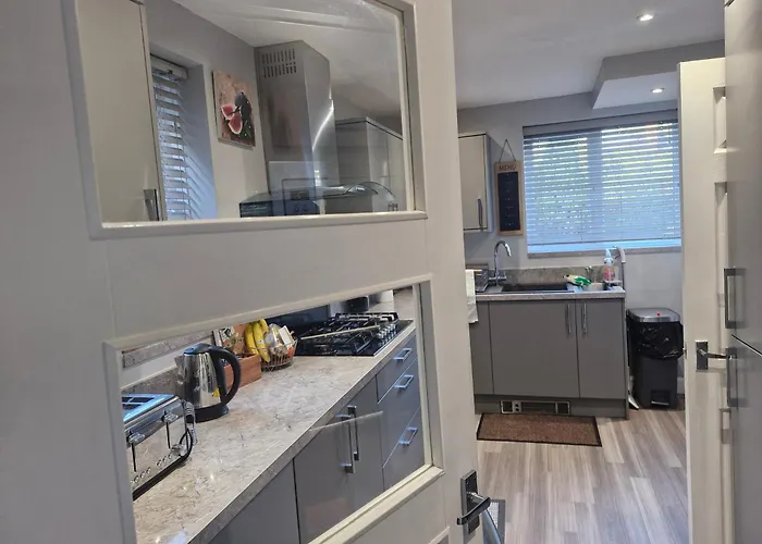 Sleeps 5 - Free Parking Wifi Near Airport & 別荘 *