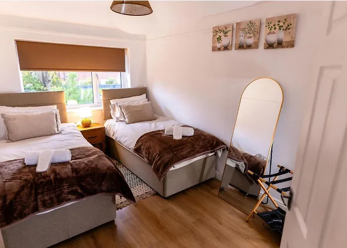 Sleeps 5 - Free Parking - Near Airport & *