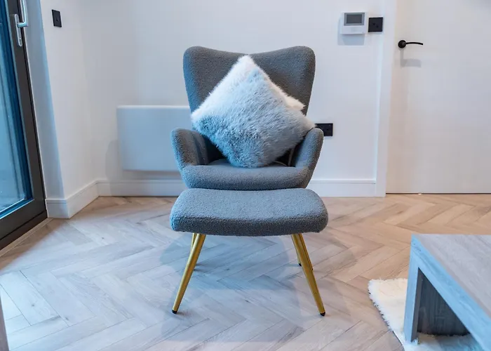 Luxury 2 Bed Apartment, With A Balcony & Canal View In Centre! * Manchester