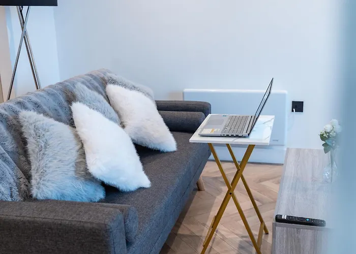 Luxury 2 Bed Apartment, With A Balcony & Canal View In Centre! * Manchester