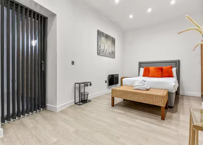 Beautiful Newly Built Flat - Walk To Centre - Pass The Keys *