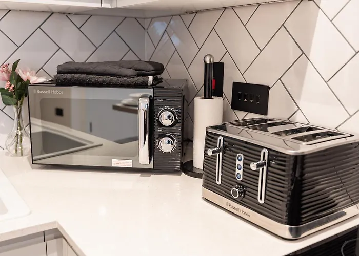 Luxury 2 Bed Apartment, With A Balcony & Canal View In Centre!