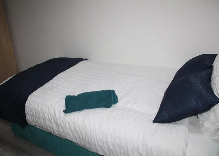 Cosy - 15 Mins Drive To