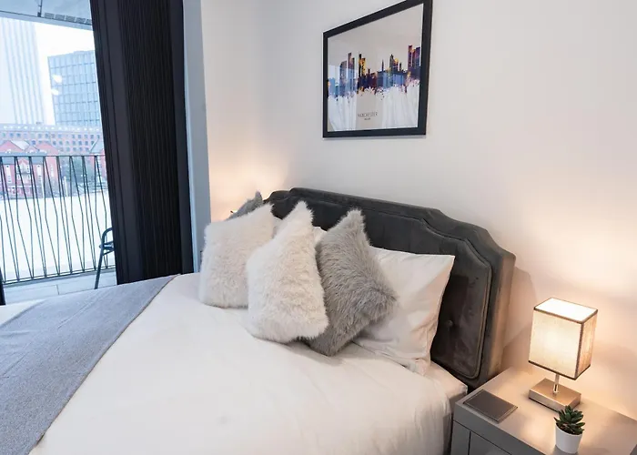 Luxury 2 Bed Apartment, With A Balcony & Canal View In Centre! * Manchester