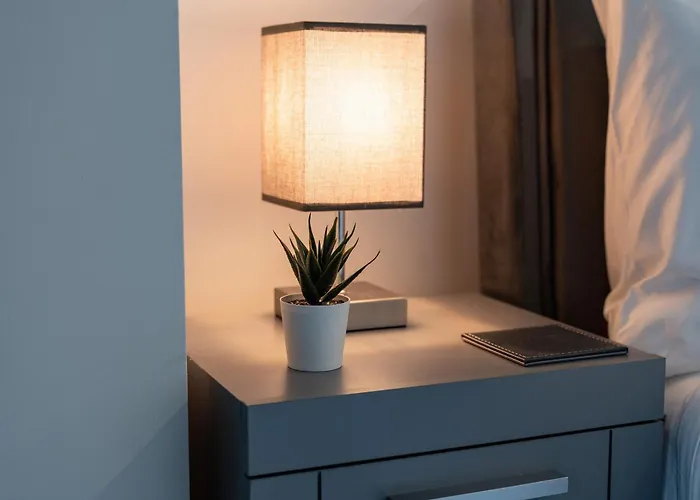 Luxury 2 Bed Apartment, With A Balcony & Canal View In Centre!