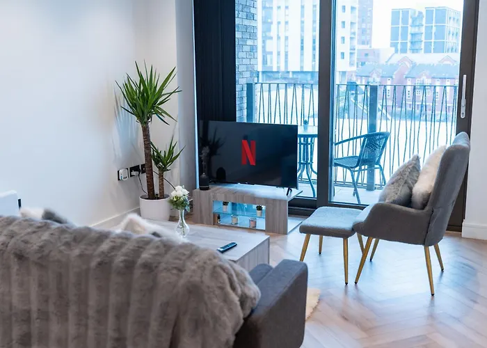 Luxury 2 Bed Apartment, With A Balcony & Canal View In Centre! *