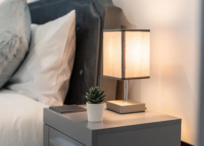 Daire Luxury 2 Bed Apartment, With A Balcony & Canal View In Centre!