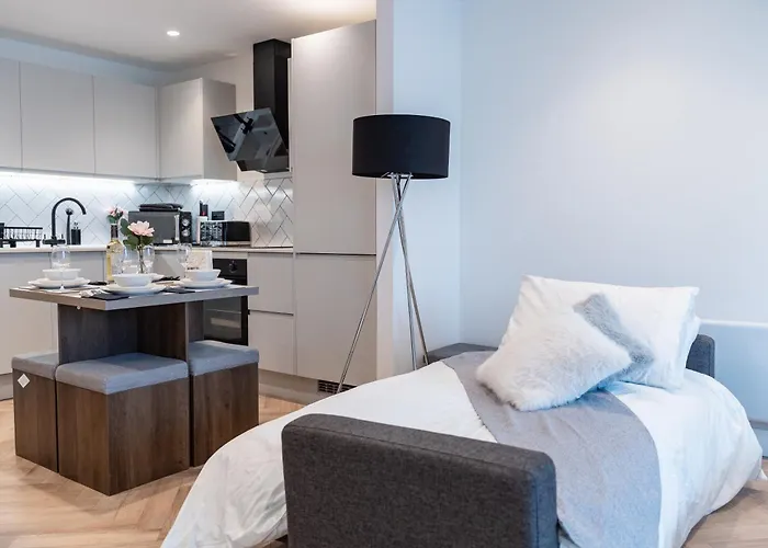 Luxury 2 Bed Apartment, With A Balcony & Canal View In Centre! *