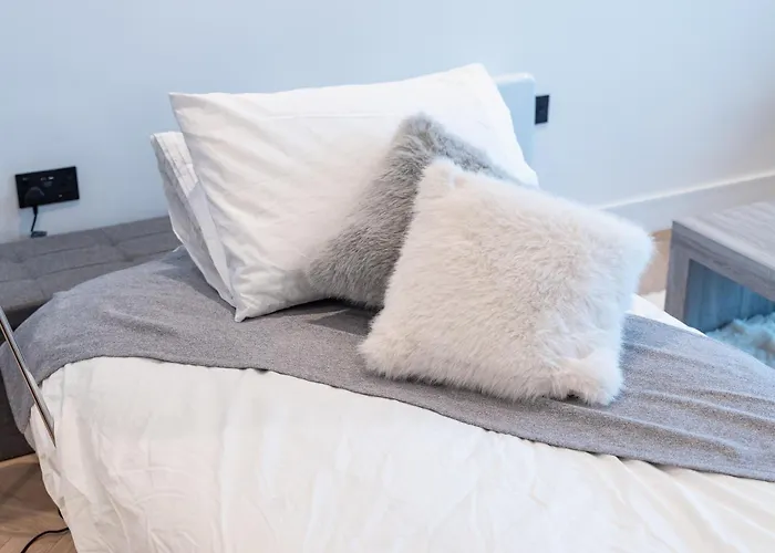 Luxury 2 Bed Apartment, With A Balcony & Canal View In Centre! Appartement