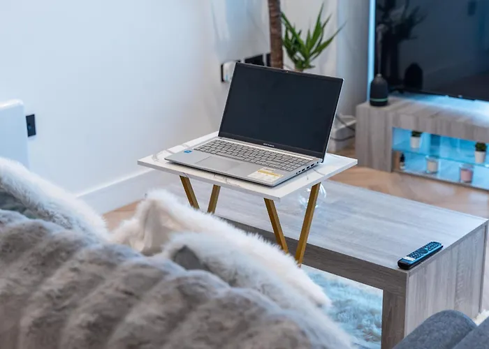 Luxury 2 Bed Apartment, With A Balcony & Canal View In Centre!