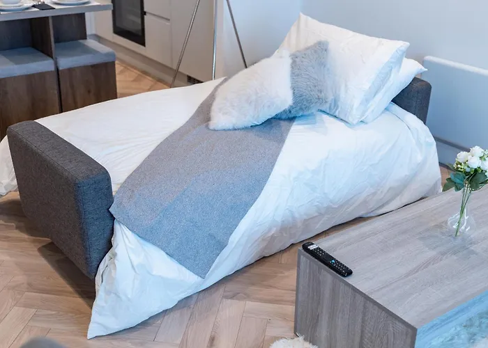 Luxury 2 Bed Apartment, With A Balcony & Canal View In Centre! * Manchester