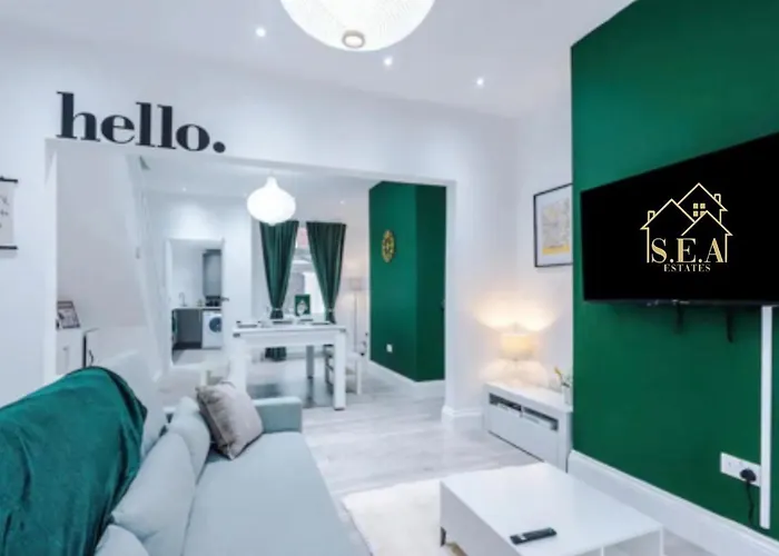 Modern 2-bed House Near Centre - Sleeps 6 *