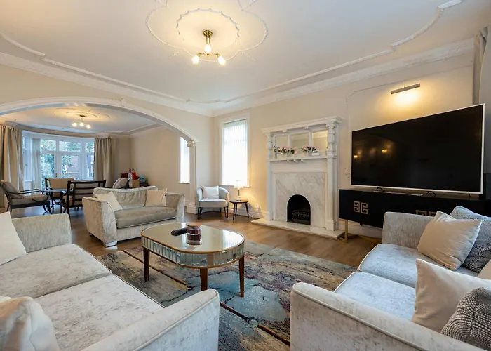 Dom wakacyjny Detached House In Prestwich Sleeps 10 With Parking *