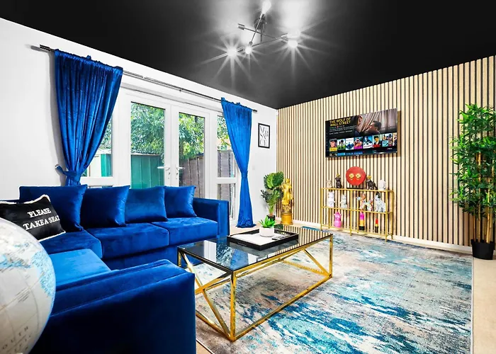 Stylish 4 Bed House With Garden - Sleeps 9 - Salford - Free Parking - Smart Tvs In Every Bedroom - Free Netflix & Ultra Fast Wifi - 6 Min To Centre, Close To Trafford Centre, Etihad Stadium, Arena, Clubs &