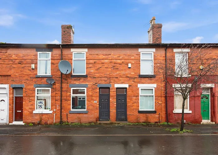 Manchester 2 Bedroom 5 Beds House 10 Minutes Away From City Centre And Hospitals On Street Parking ,Great For Long Term Stays Contractors And Hospital Workers * Manchester