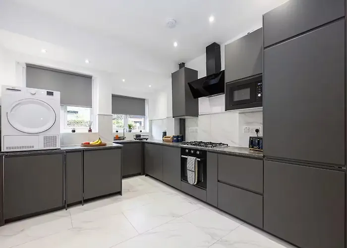 Feriehus Modern & Spacious 4-bedroom Home, Family & Contractor Friendly, *