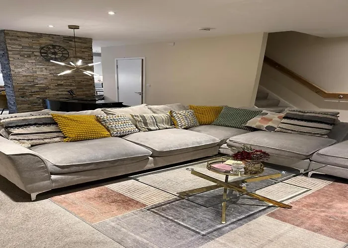 Stylish Townhouse With Parking - Pass The Keys