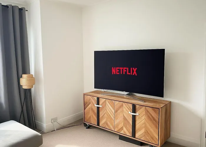 A Modern 3-bed In M25, *