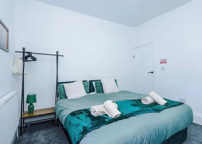 Modern 2-bed House Near Centre - Sleeps 6 펜션 *