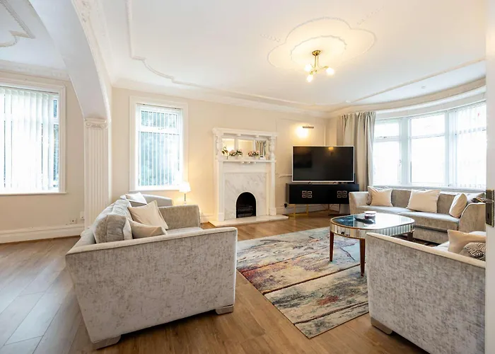 Detached House In Prestwich Sleeps 10 With Parking Manchester