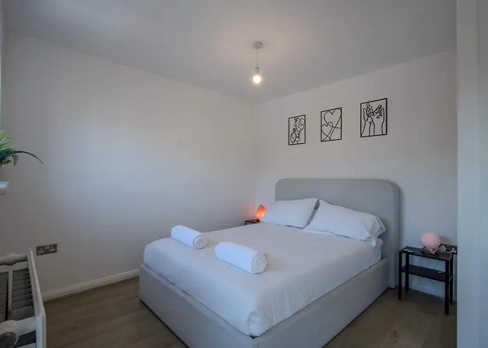 펜션 Modern 2-bed House In Swinton - Private Parking