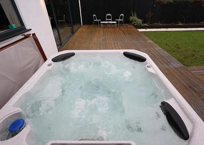 Сasa de vacaciones Stunning Family With Hot Tub In Worsley *
