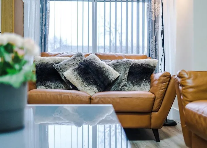 Sleeps 13, Free Parking, Near Etihad & C0-0p Live, 4br 맨체스터