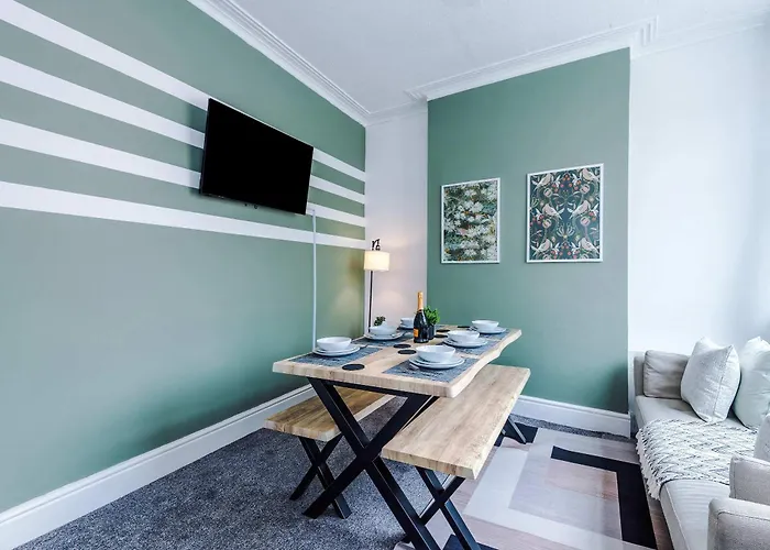 Spacious 3 Bed In By 53 Degrees Property, Perfect For Group Stays, Sleeps 8 With Free Parking!