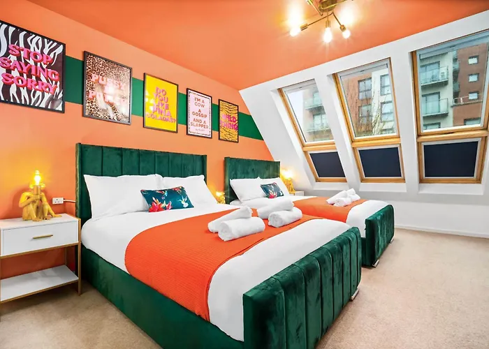 Stylish 4 Bed House With Garden - Sleeps 9 - Salford - Free Parking - Smart Tvs In Every Bedroom - Free Netflix & Ultra Fast Wifi - 6 Min To Centre, Close To Trafford Centre, Etihad Stadium, Arena, Clubs & Сasa de vacaciones